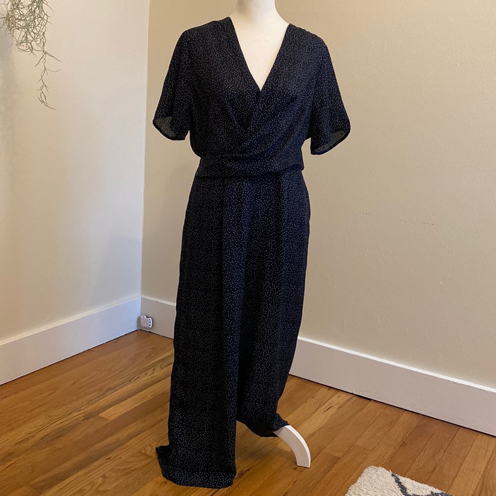 Adorable flowy jumpsuit with pockets!